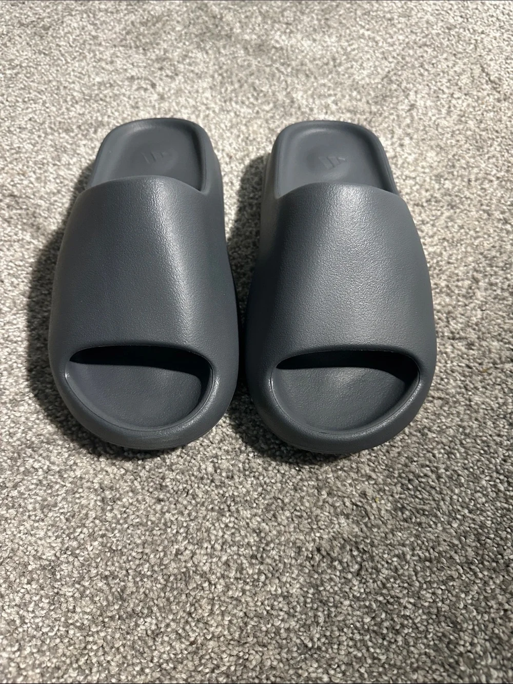 NIB Yeezy Slides - Dark Gray Size 6